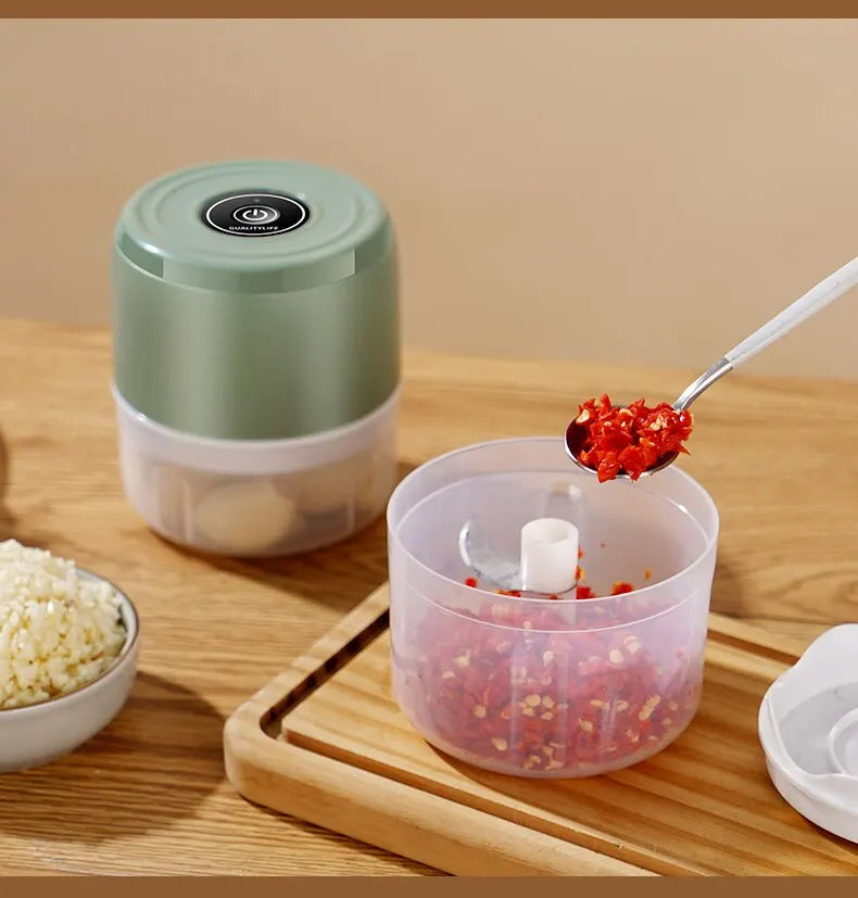 Say goodbye to time-consuming chopping and hello to effortless meal prep with the QuickPrep Chopper. Featuring ultra-sharp stainless steel blades and a built-in strainer, it’s your all-in-one kitchen hack for fast, fresh co